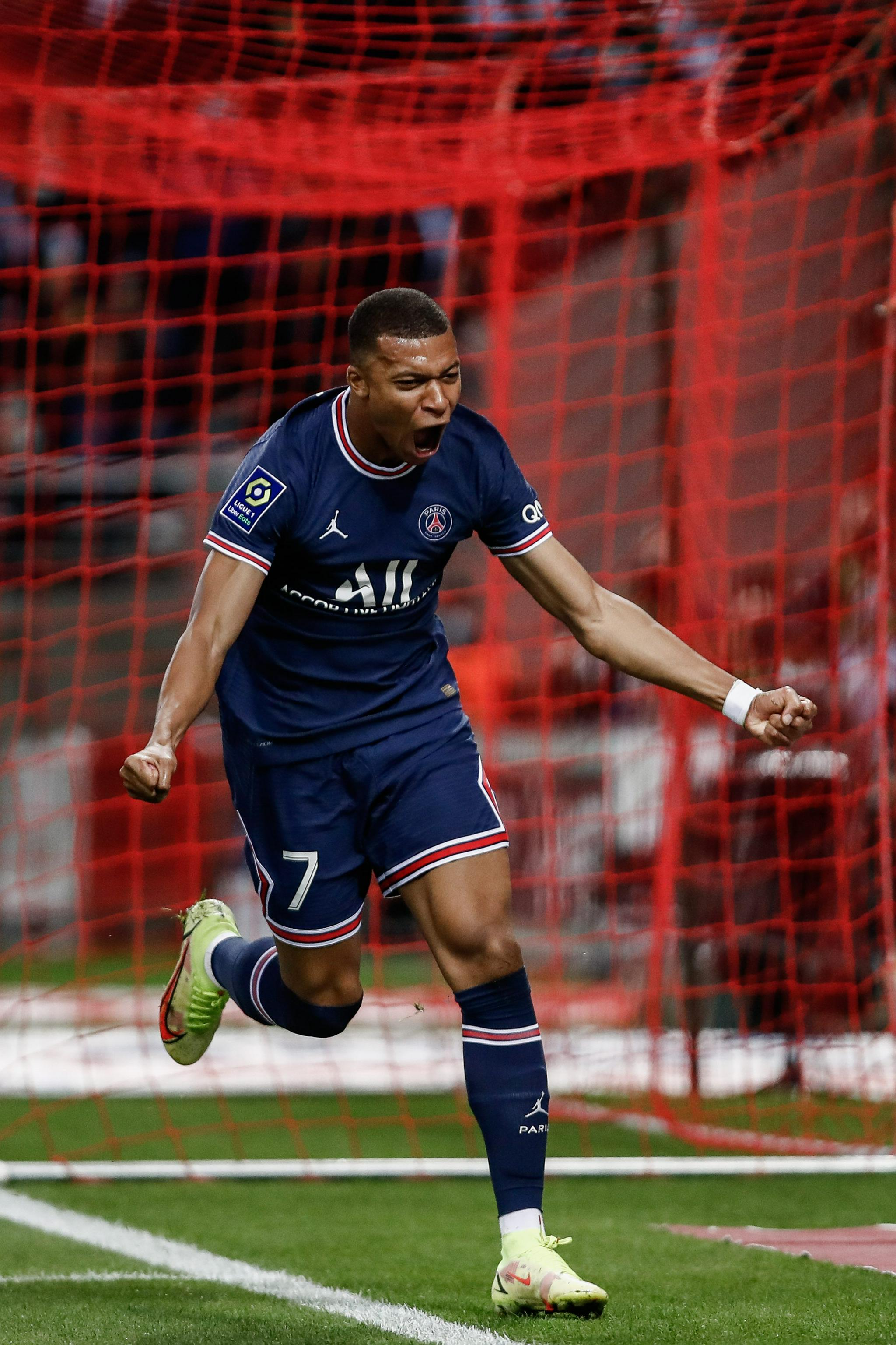 意甲最新动态：米兰锁定18岁新锋，国米仅落榜首一分（意甲快讯：米兰盯上18岁新前锋，国米距榜首仅差一分）