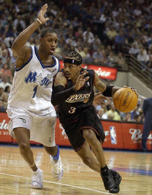 人行道上骑车容易打滑，老哥这么戴头盔，就是在糊弄自己啊（人行道骑车易打滑，这样戴头盔等于自欺欺人）