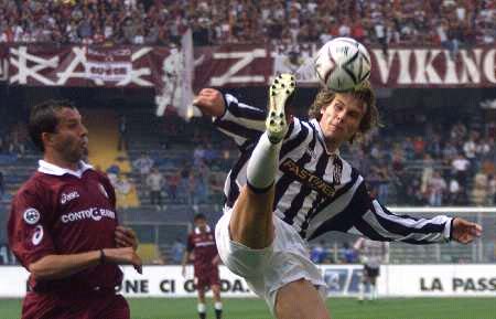 申京连续两场三分球零出手，表现引人关注（申京连续两战未尝三分出手，表现备受关注）