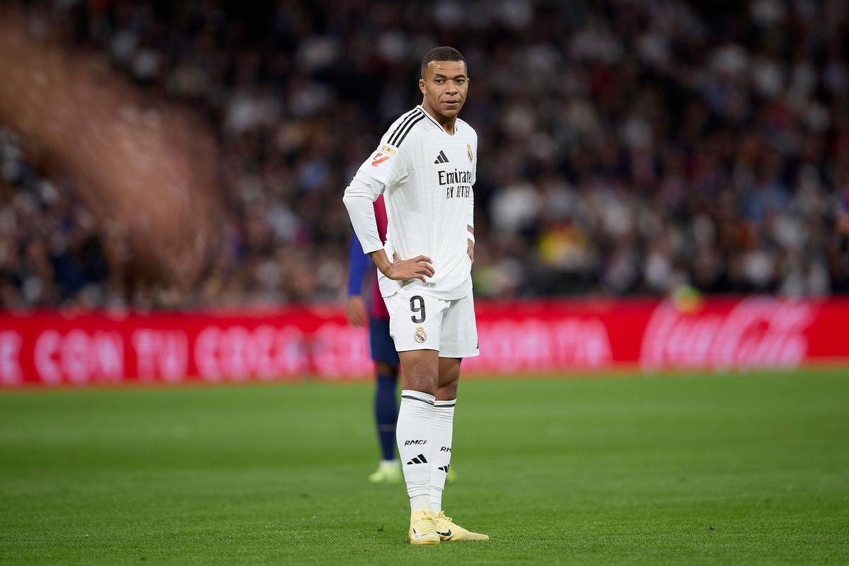 老将替补改变局势，主帅称其不可替代（老将替补力挽狂澜，主帅称其无人可替）