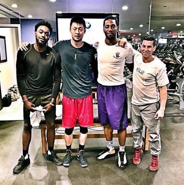 U22国足力克韩国U22，球迷在球员谢场时高喊“雄起”（U22国足力挫韩国U22，谢场之际看台齐喊“雄起”）