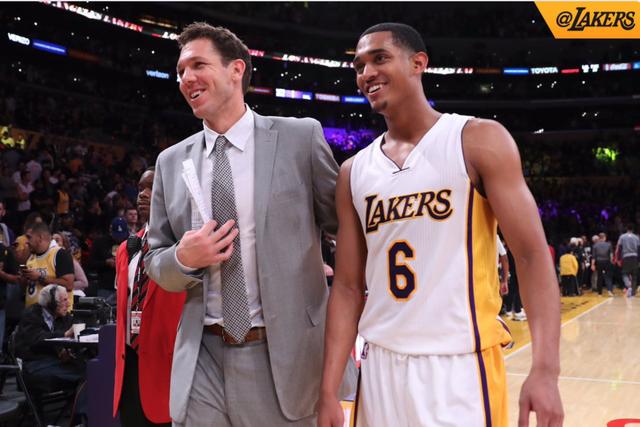 英超替补进球后被换下，特罗萨德成阿森纳队史第三人（英超赛场，特罗萨德替补破门后再被换下，成阿森纳队史第三位）