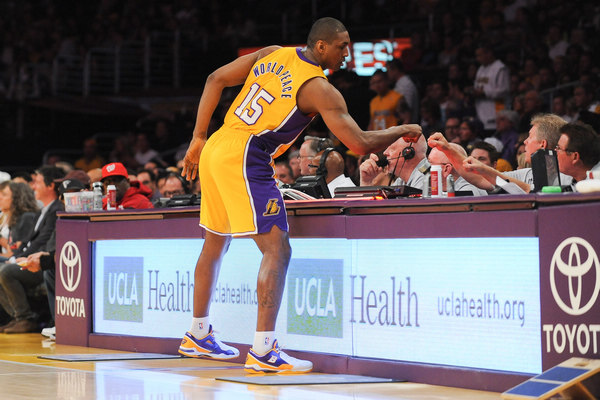 带伤战斗如乔丹！华子44+6集锦 末节绝平加时喷裁判被驱逐（带伤也打出乔丹气质！华子44+6集锦：末节压哨追平，加时怒喷裁判被罚出场）