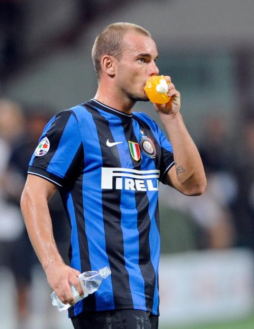 米体：斯帕莱蒂考虑放弃无锋阵，重新启用2名进攻中场+1名中锋（米体：斯帕莱蒂或弃用无锋战术，改用双前腰配单中锋）