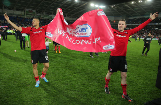 特维斯率塔列雷斯对阵博卡，赛后收到博卡赠送的纪念球衣（特维斯率领塔列雷斯迎战博卡，赛后获赠博卡纪念球衣）