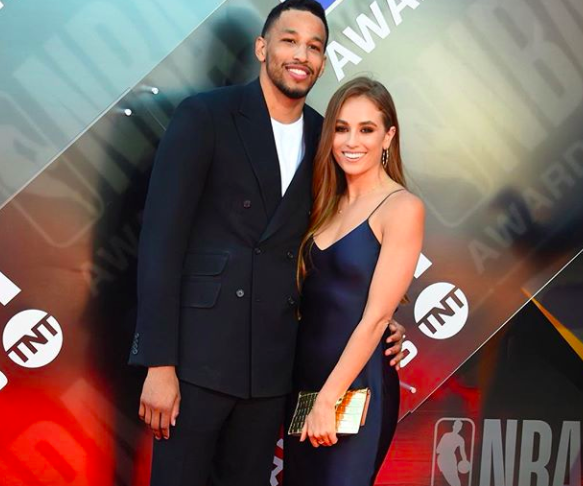 篮球勇士球星连中五记三分引全场欢呼（勇士球星连飙五记三分引爆全场欢呼）